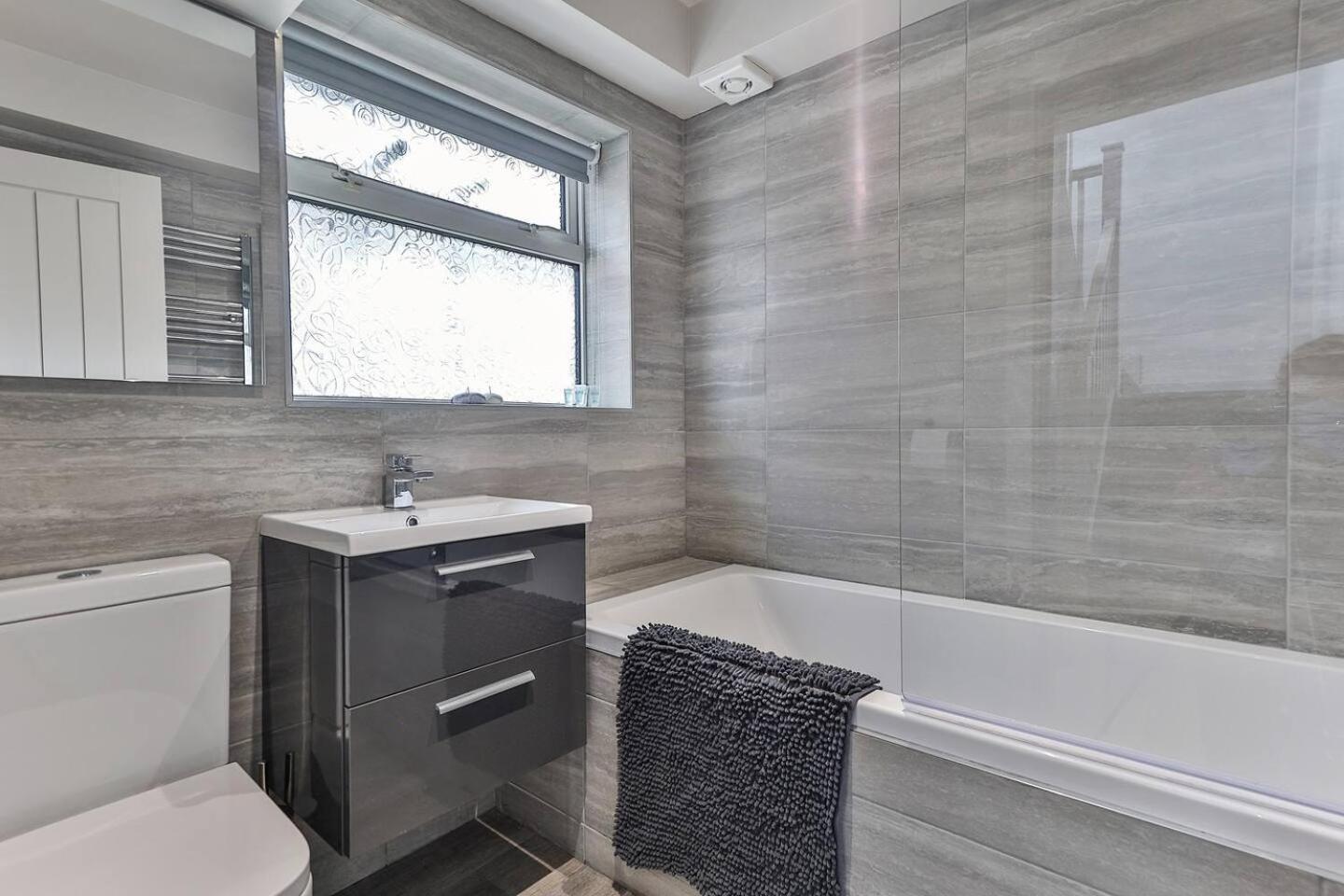 Newly Renovated 3 Bed 2 Bath Apartment & Parking Sheffield Buitenkant foto