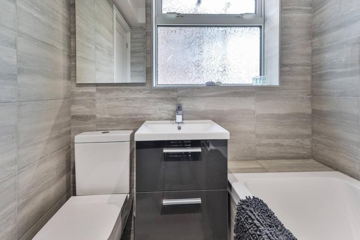 Newly Renovated 3 Bed 2 Bath Apartment & Parking Sheffield Buitenkant foto