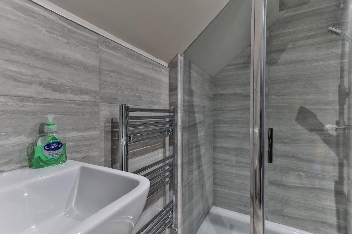 Newly Renovated 3 Bed 2 Bath Apartment & Parking Sheffield Buitenkant foto